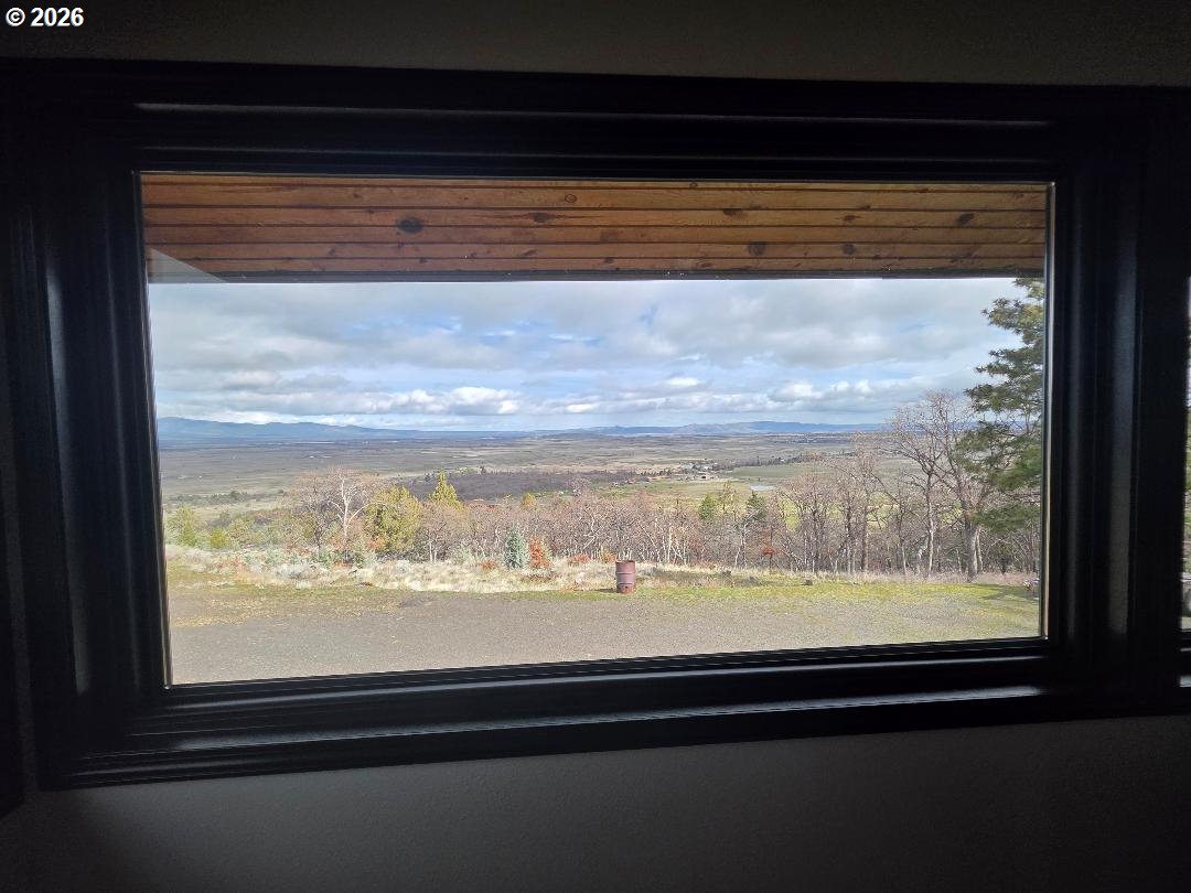 78902 Walters Road Maupin, OR 97037 - Photo 9 of 47 a view of a living room