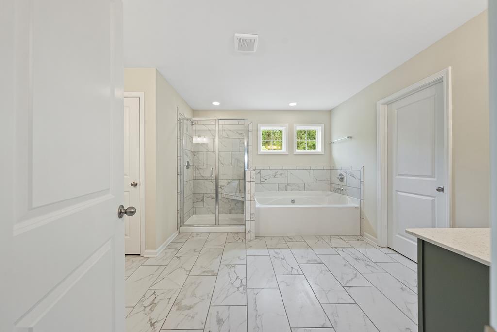 635 Bohannon Road Grantville, GA 30220 - Photo 25 of 43 a bathroom with a shower