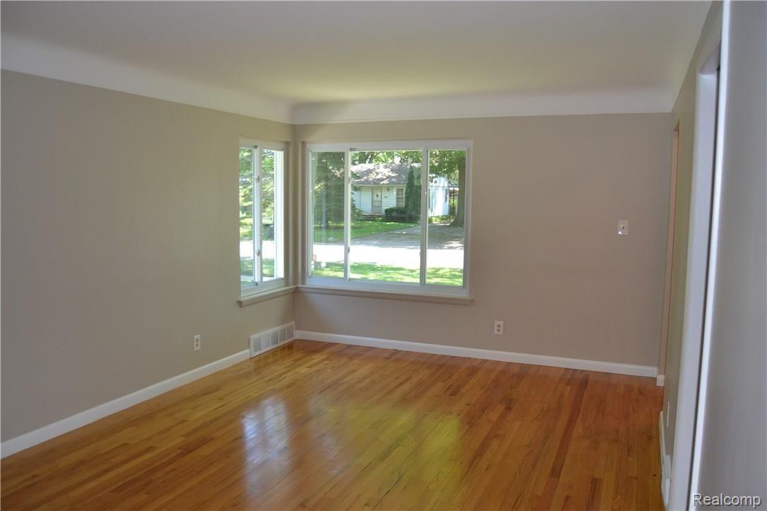 19669 Rensellor Street Livonia, MI 48152 - Photo 9 of 23 Family Room 4