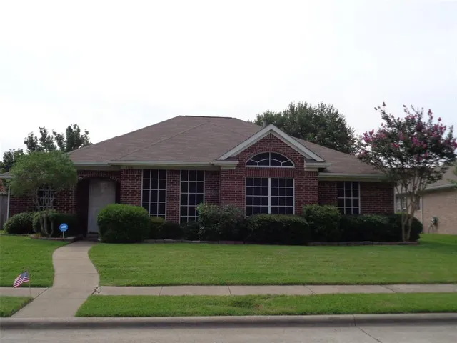 a view of a yard in front of a house