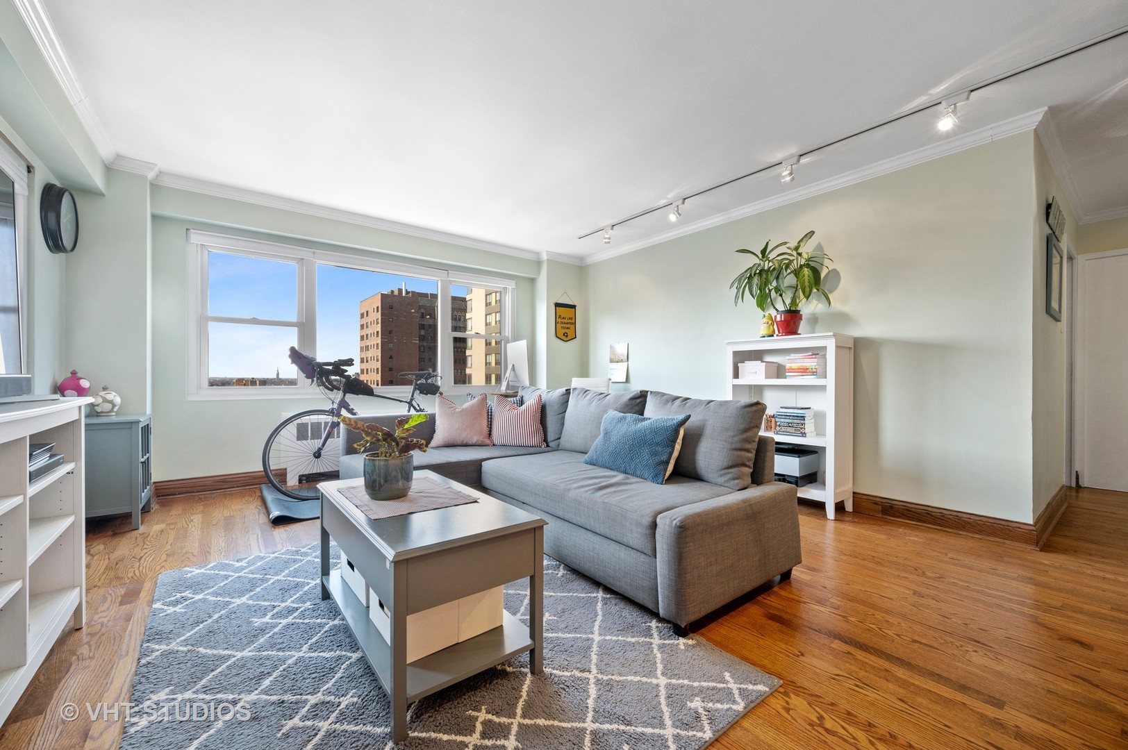 2909 North Sheridan Road, Unit 1105 Chicago, IL 60657 - Photo 3 of 11 a living room with furniture