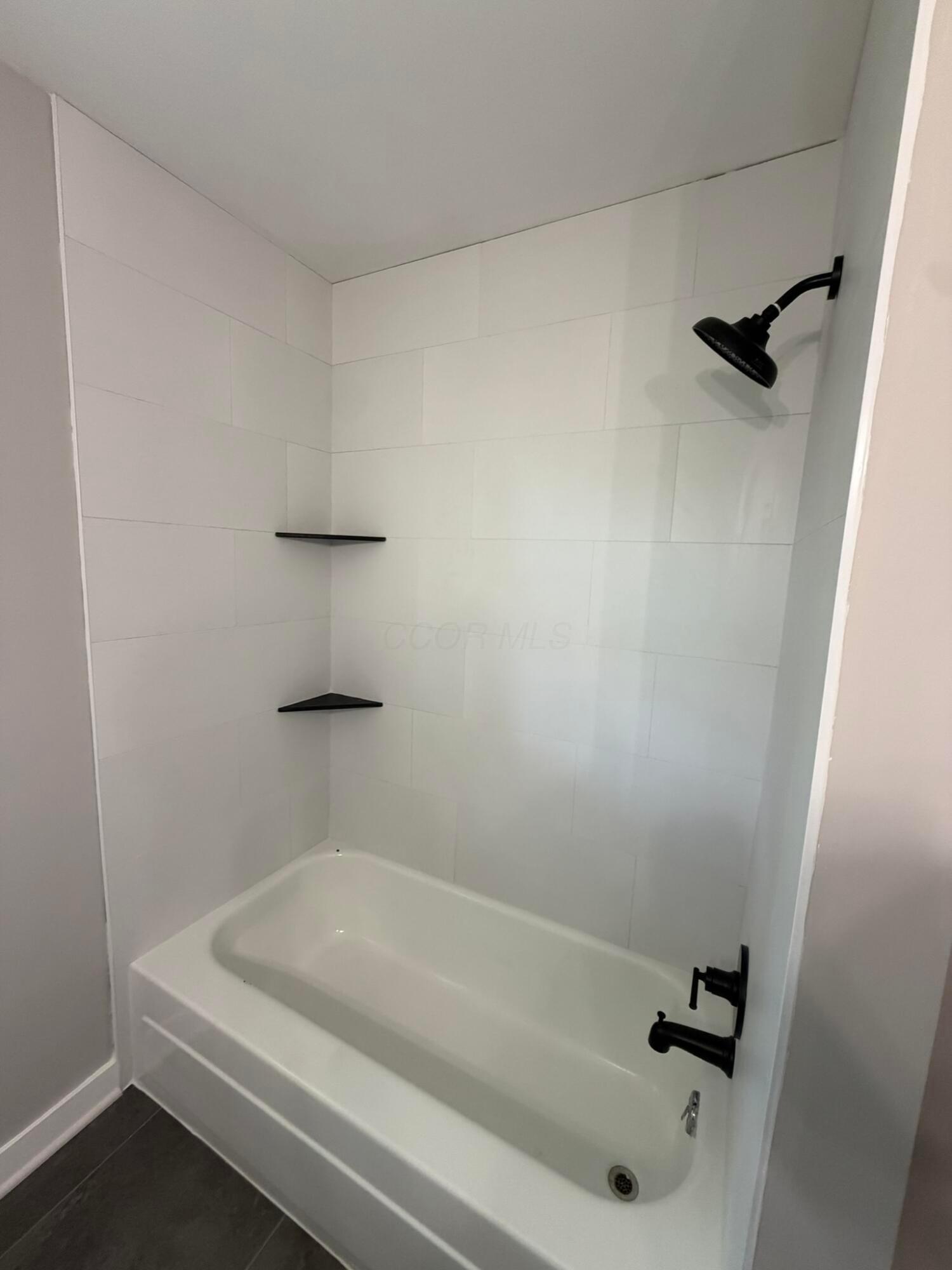 957 Old Farm Road Columbus, OH 43213 - Photo 28 of 35 Hall Bathroom
