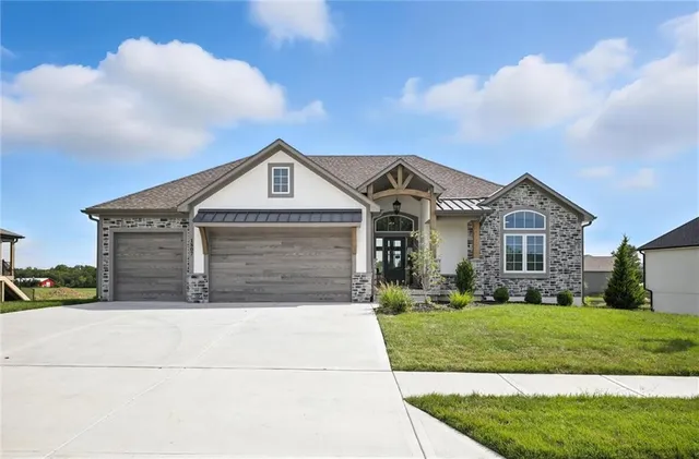 $762,900 | 1807 Halls Creek Avenue, Raymore, MO 64083