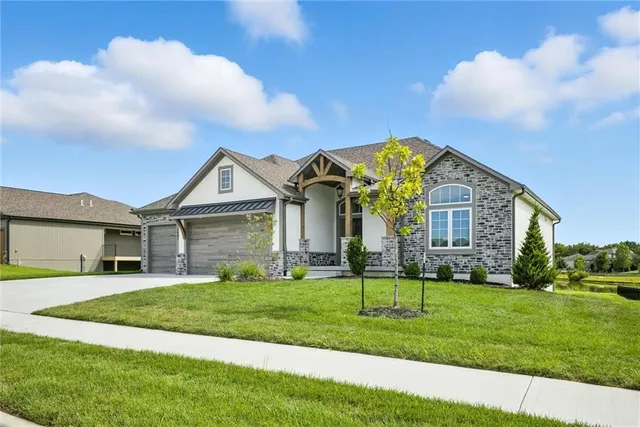 $762,900 | 1807 Halls Creek Avenue, Raymore, MO 64083