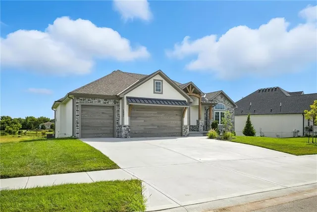 $762,900 | 1807 Halls Creek Avenue, Raymore, MO 64083