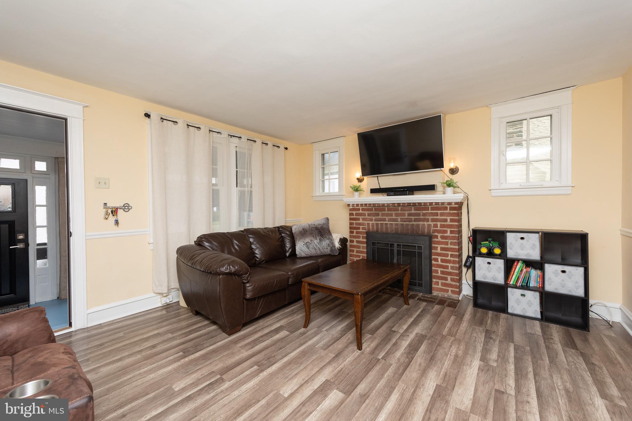 634 Crestview Road Philadelphia, PA 19128 - Photo 4 of 31 Living Room