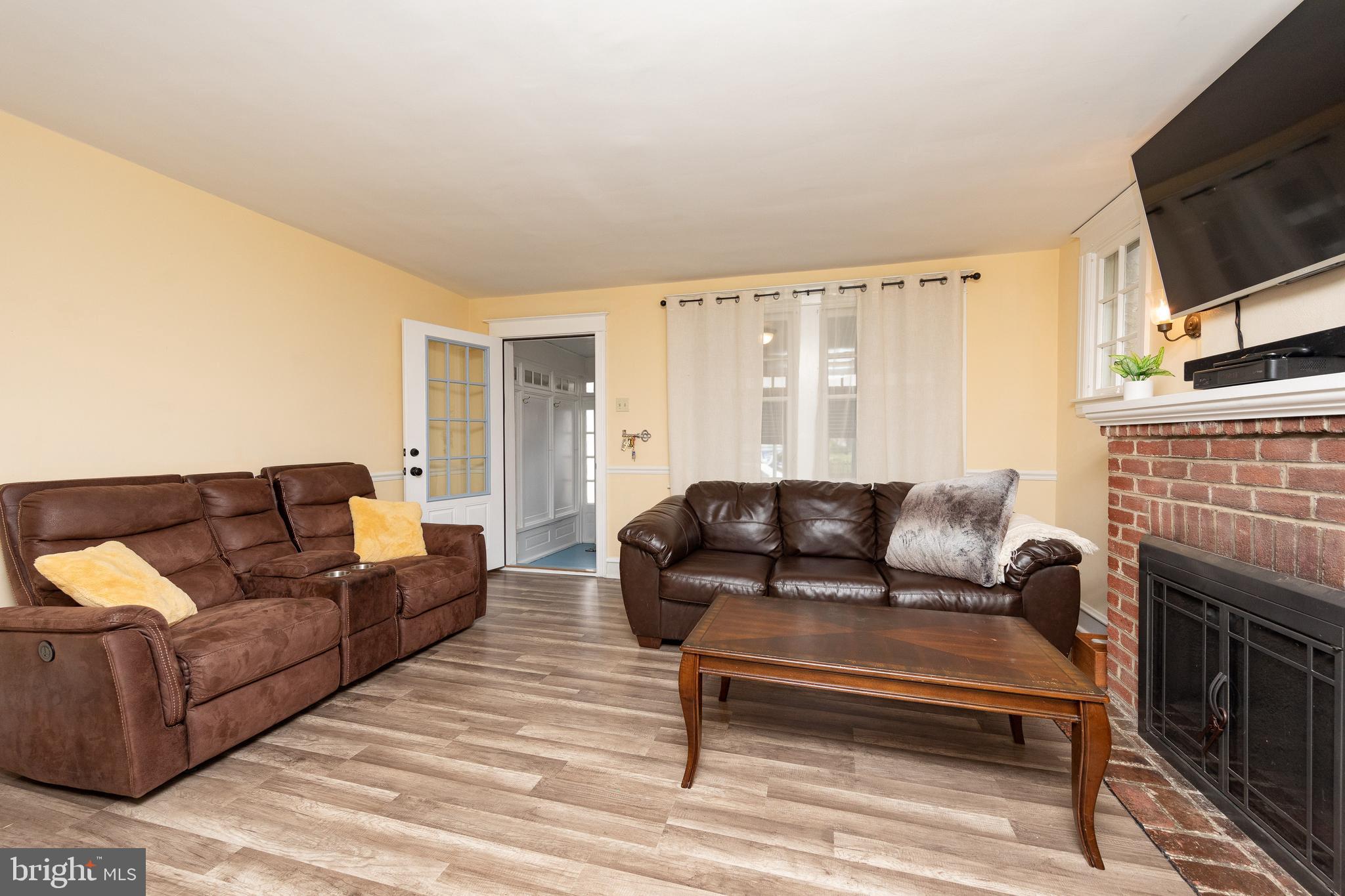 634 Crestview Road Philadelphia, PA 19128 - Photo 5 of 31 Living Room