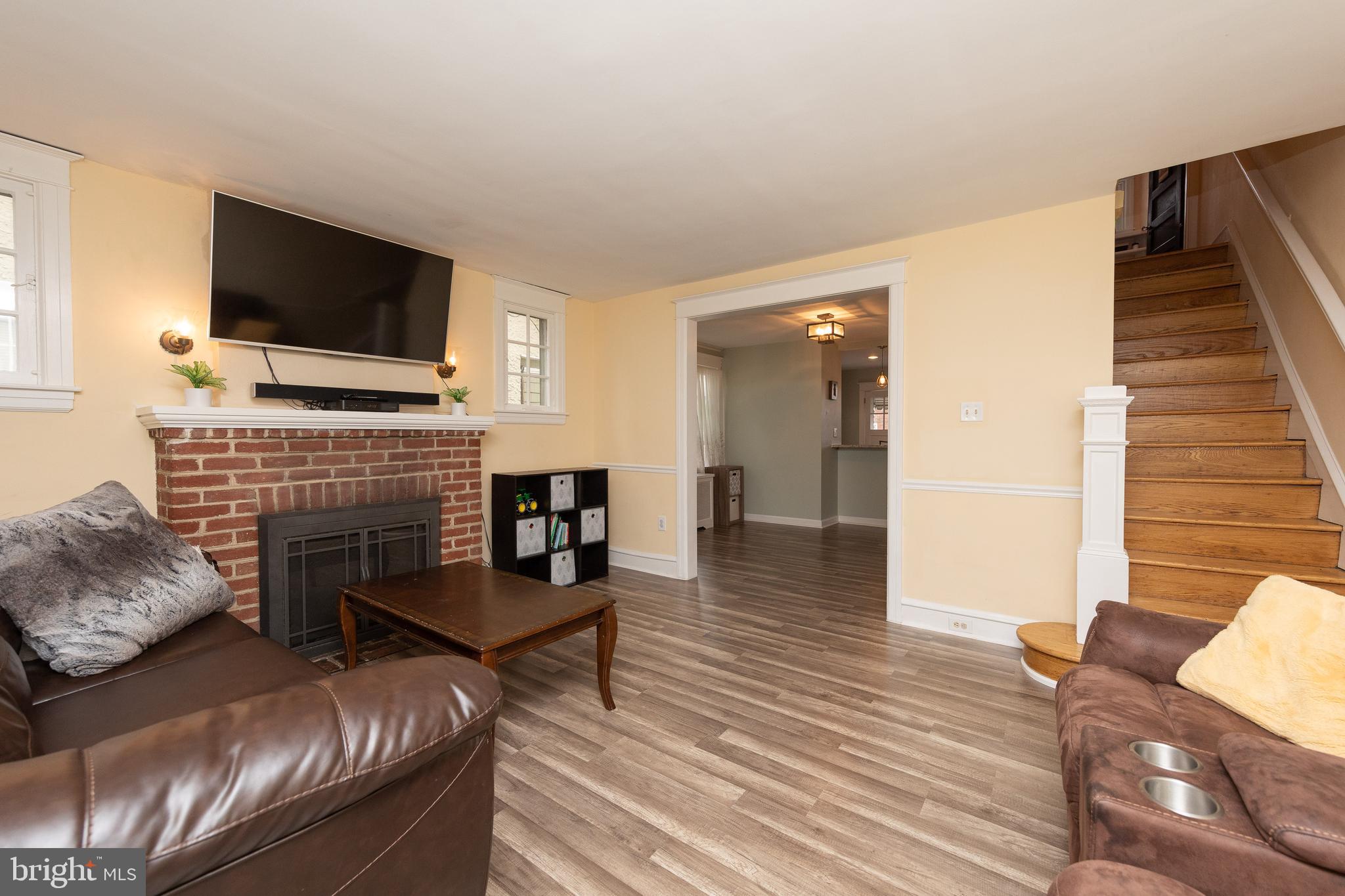 634 Crestview Road Philadelphia, PA 19128 - Photo 6 of 31 Living Room