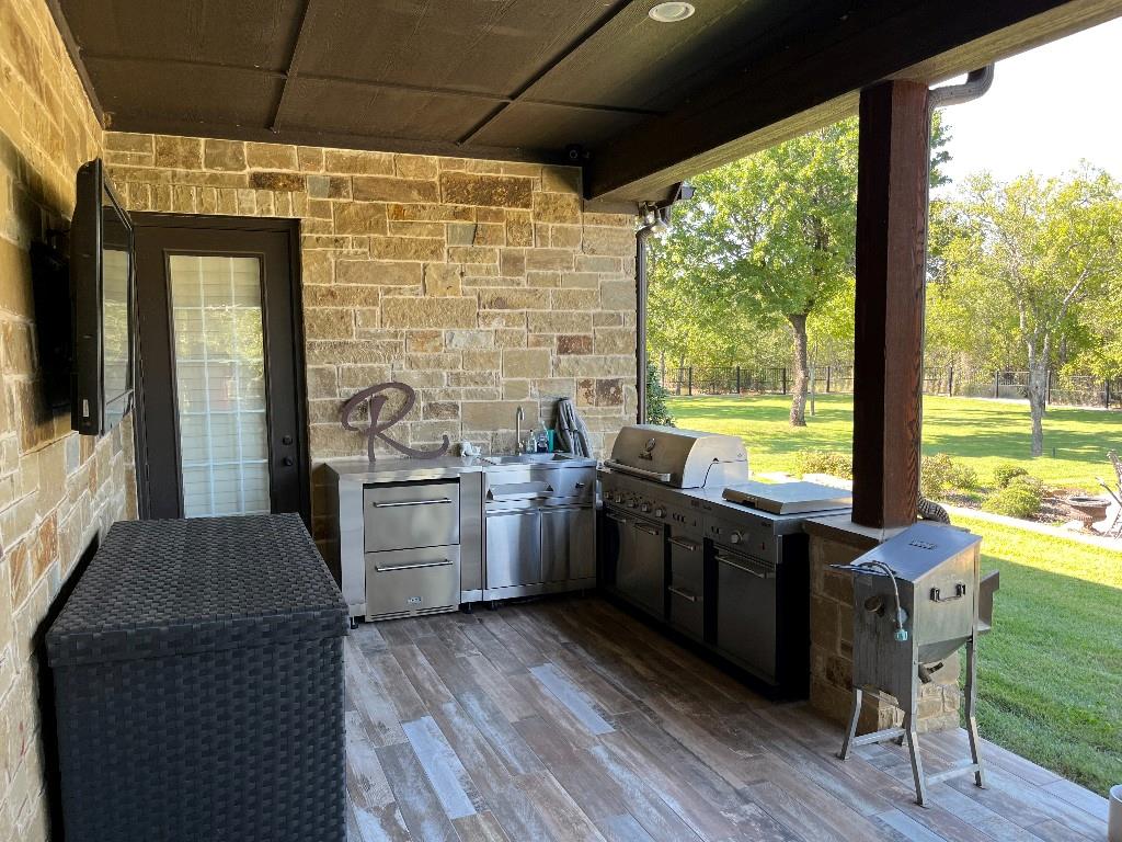470 Granite Way Jacksboro, TX 76458 - Photo 5 of 22 a kitchen with a stove a sink and a refrigerator