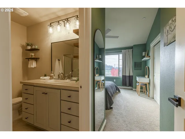 a en suite bathroom with a double vanity sink and a mirror