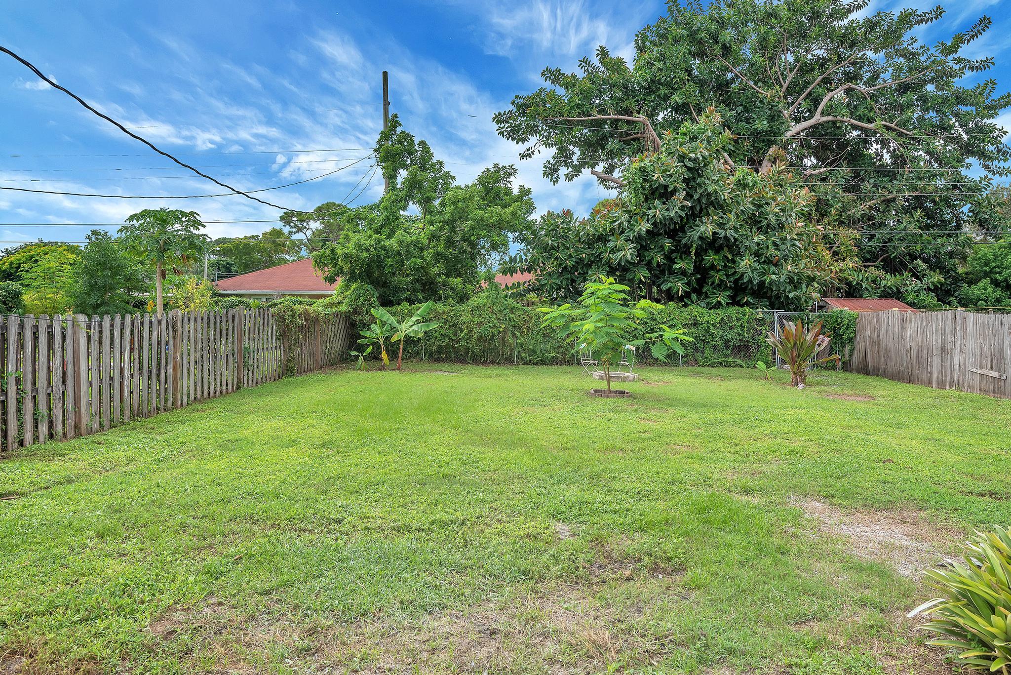 4882 Jefferson Road Delray Beach, FL 33445 - Photo 32 of 41 a backyard of a house