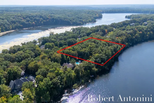 $495,000 | 14111 Thompson Drive Northeast, Lowell, MI 49331