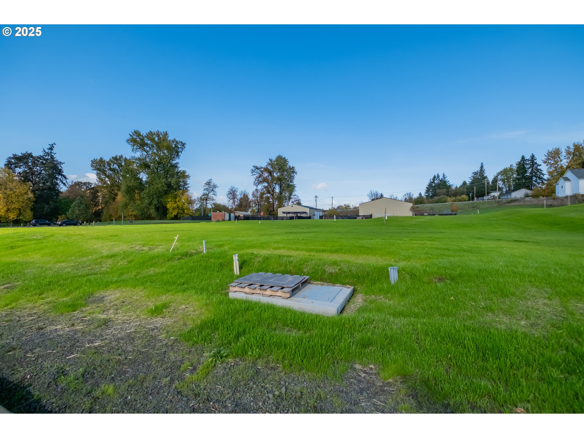 2 Block 7 Carlton, OR 97111 - Photo 26 of 43 a backyard of a house with lots of green space