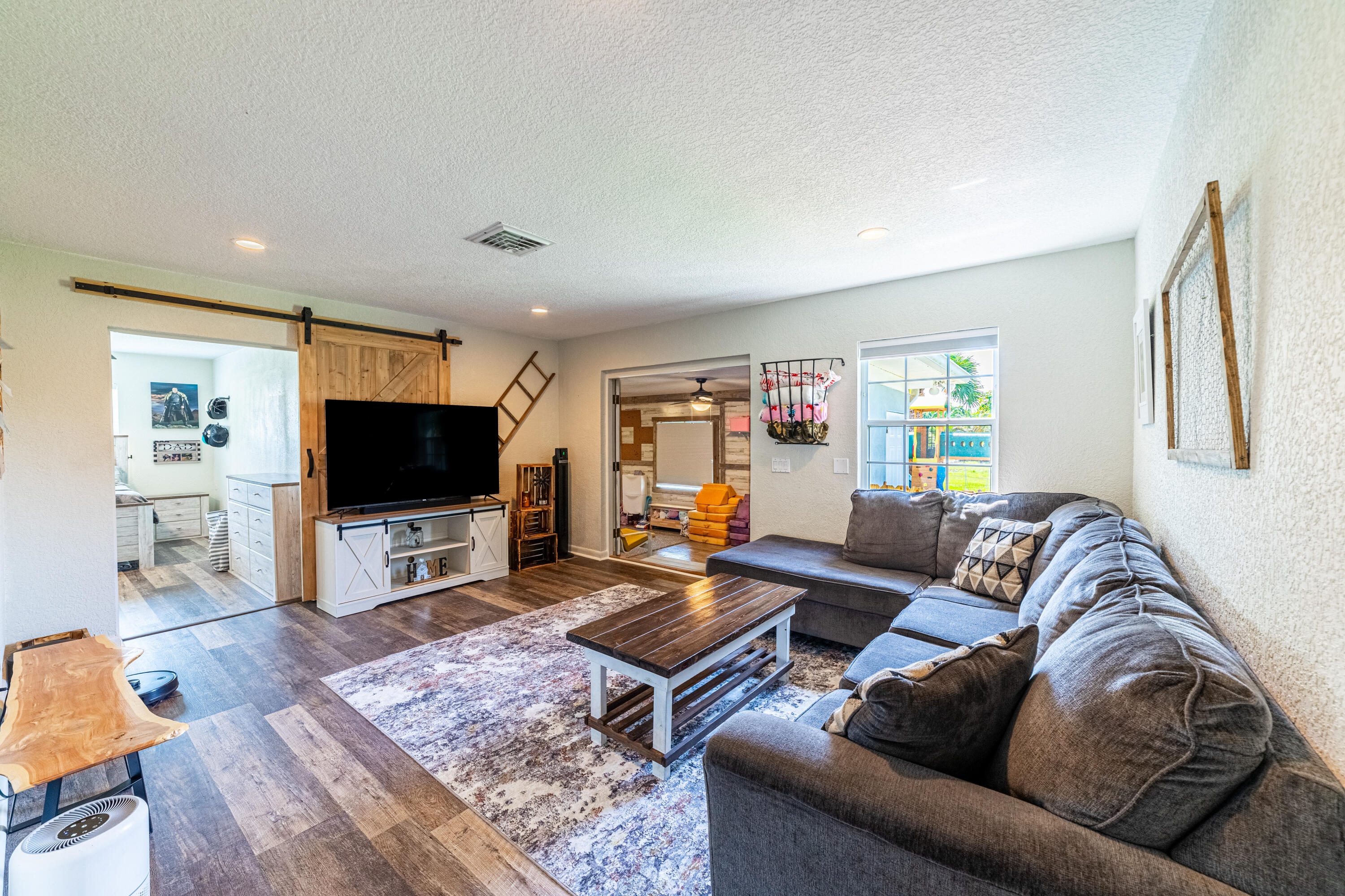 7100 Thompson Road Boynton Beach, FL 33426 - Photo 7 of 50 Living Room