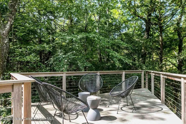 a view of a house with backyard