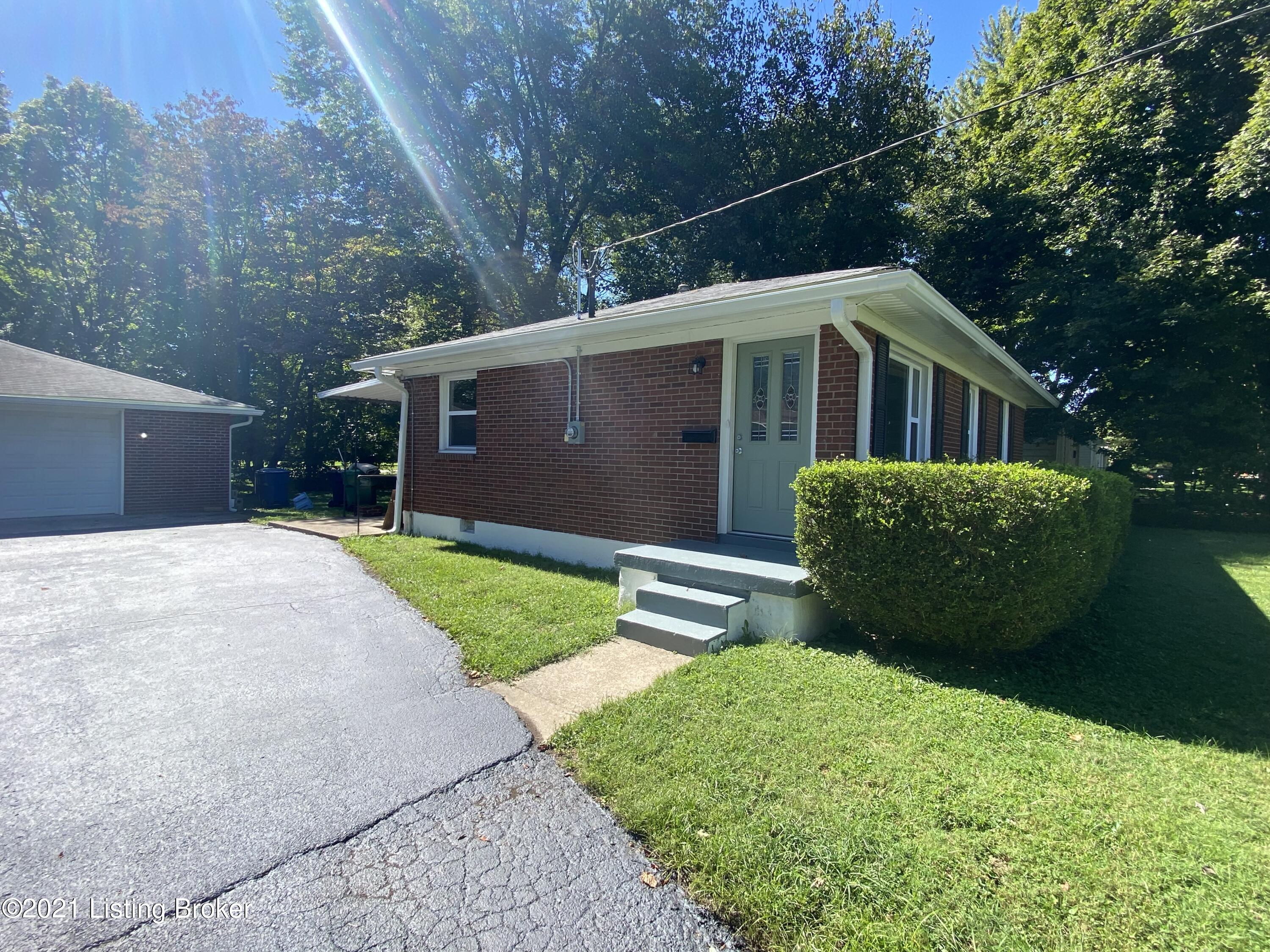 2220 Peaslee Road Louisville, KY 40216 - Photo 14 of 32 IMG-2305