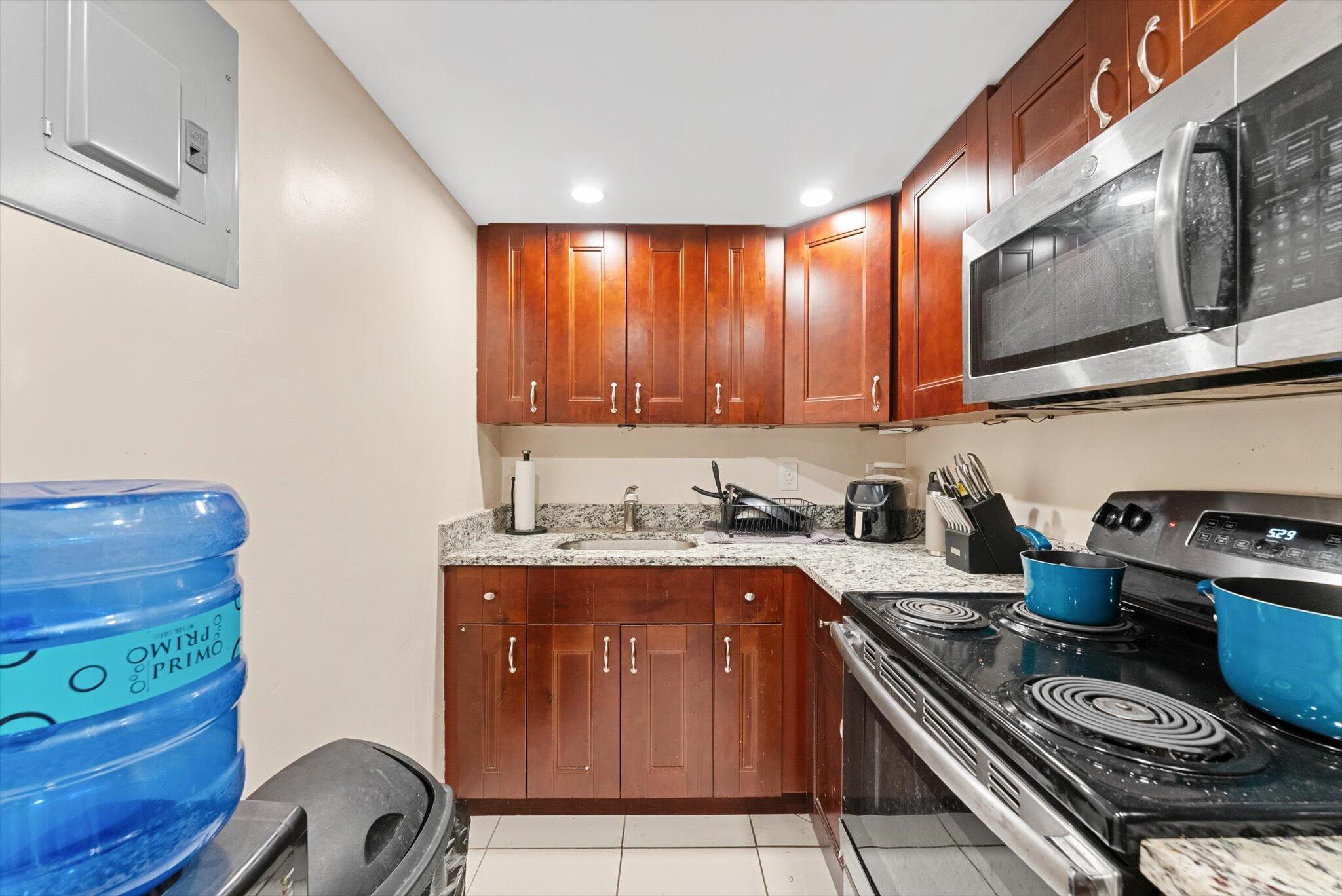 200 South Birch Road, Unit 204 Fort Lauderdale, FL 33316 - Photo 5 of 21 Kitchen