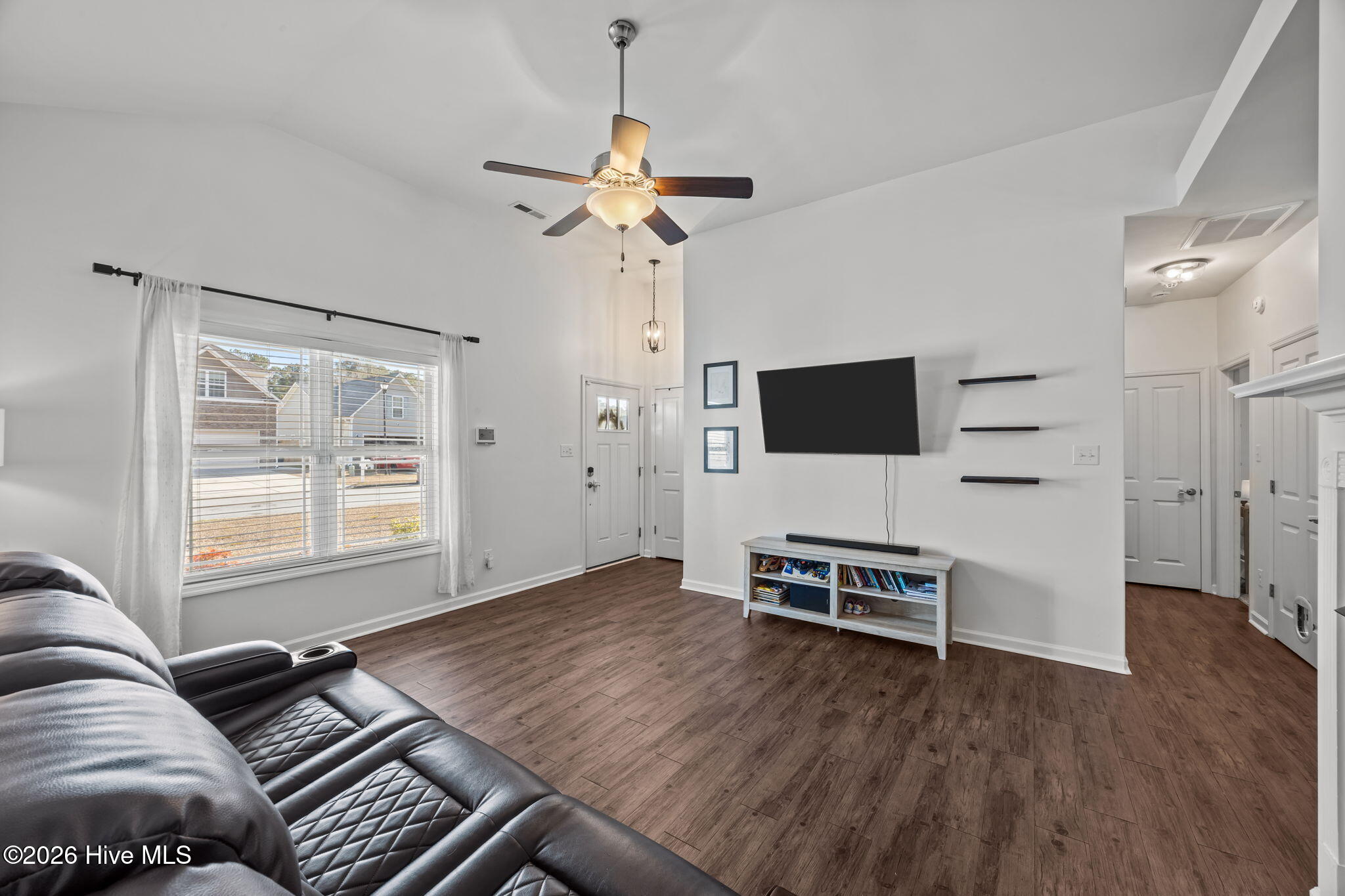 322 Station House Road New Bern, NC 28562 - Photo 12 of 36 Living Room