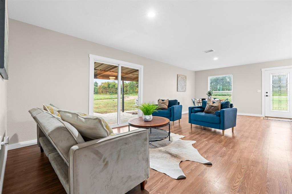175 Hcr-4434 Itasca, TX 76055 - Photo 4 of 30 a living room with furniture and a large window