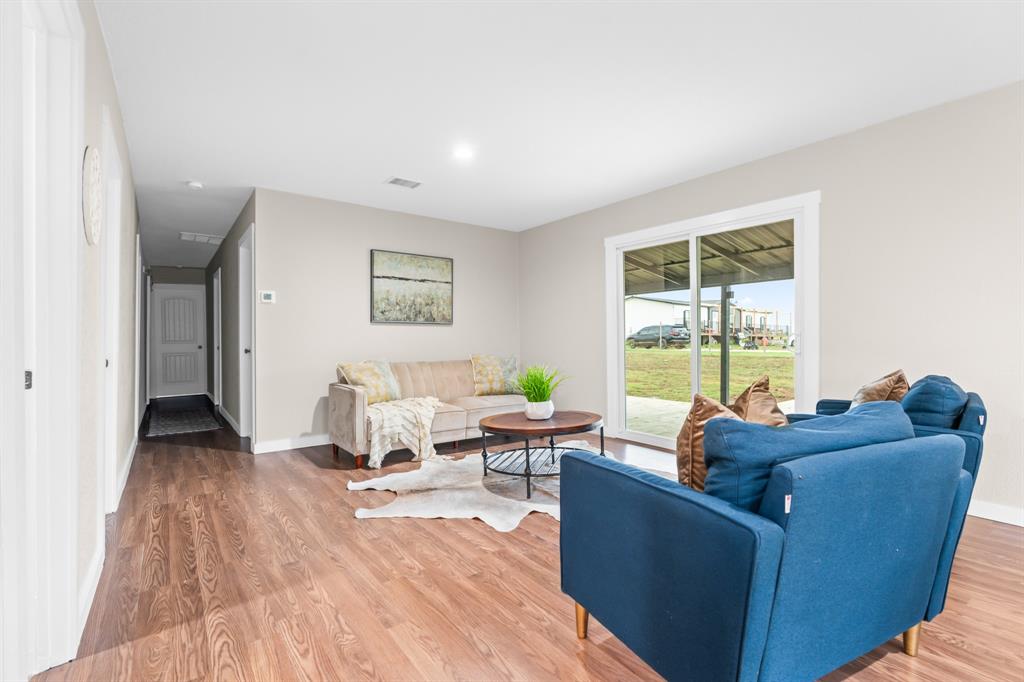 175 Hcr-4434 Itasca, TX 76055 - Photo 9 of 30 a living room with furniture and a large window