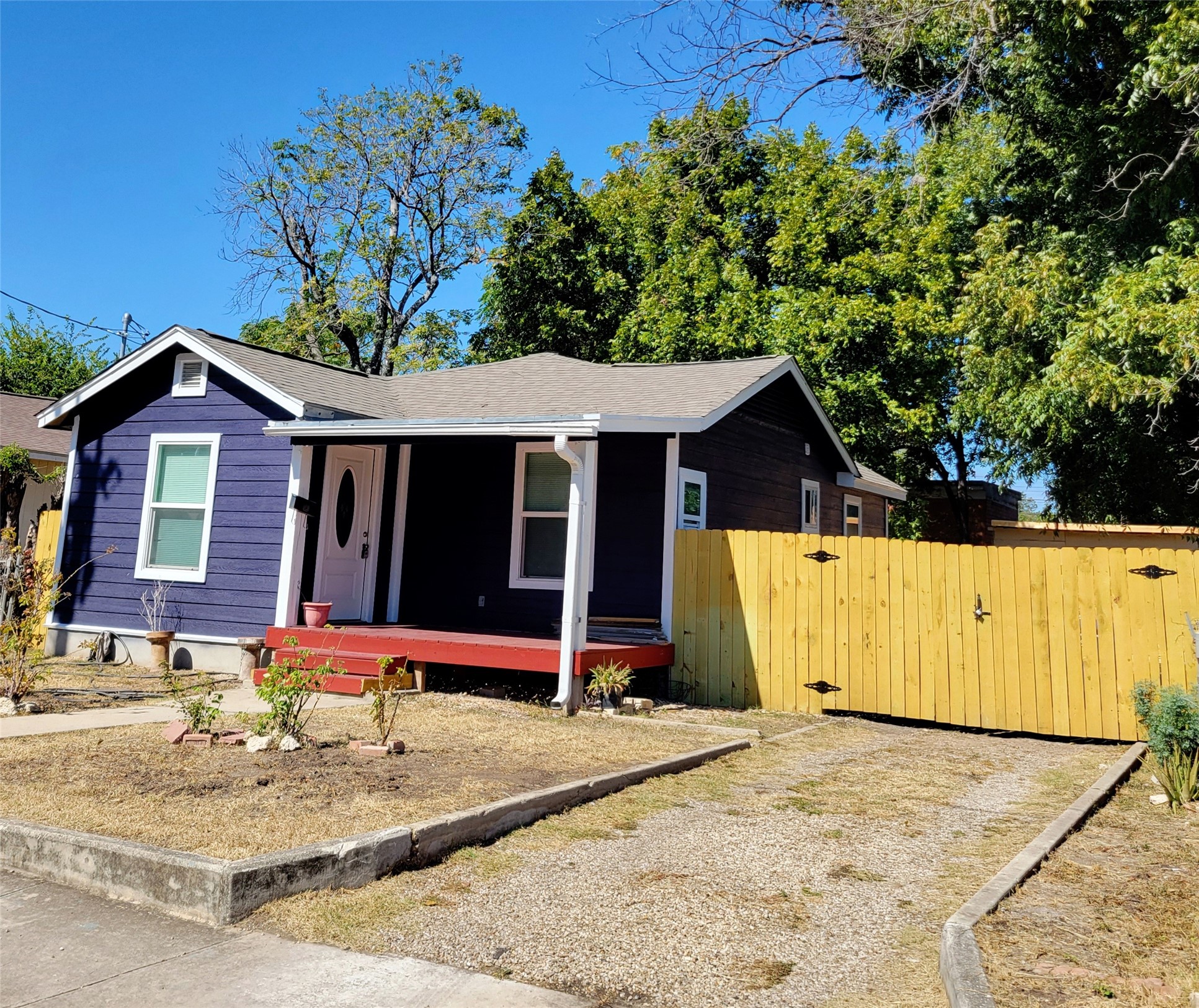 151 Canton San Antonio, TX 78202 - Photo 2 of 10 a front view of a house with garden