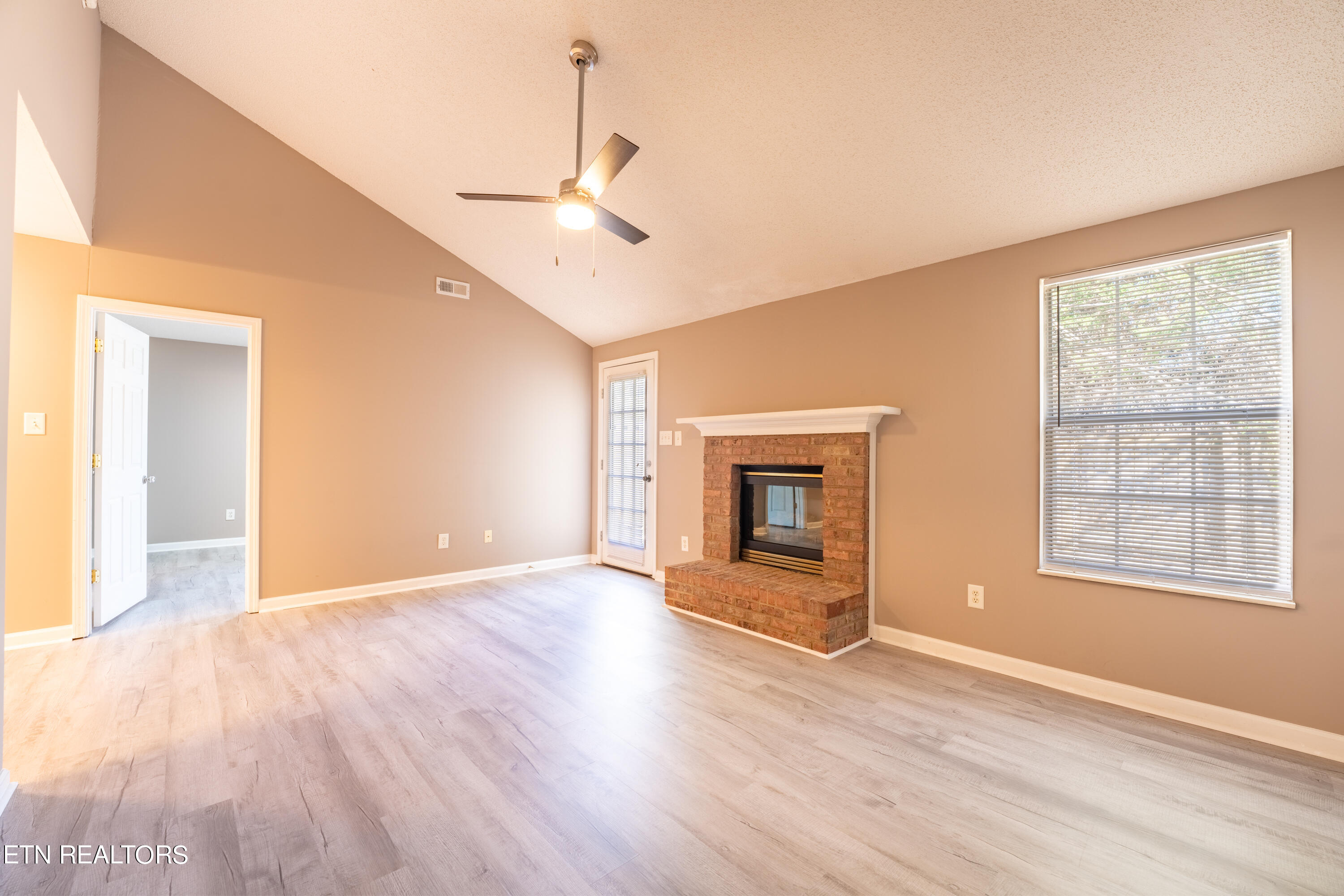 334 Hawthorne Oaks Way Powell, TN 37849 - Photo 12 of 24 14