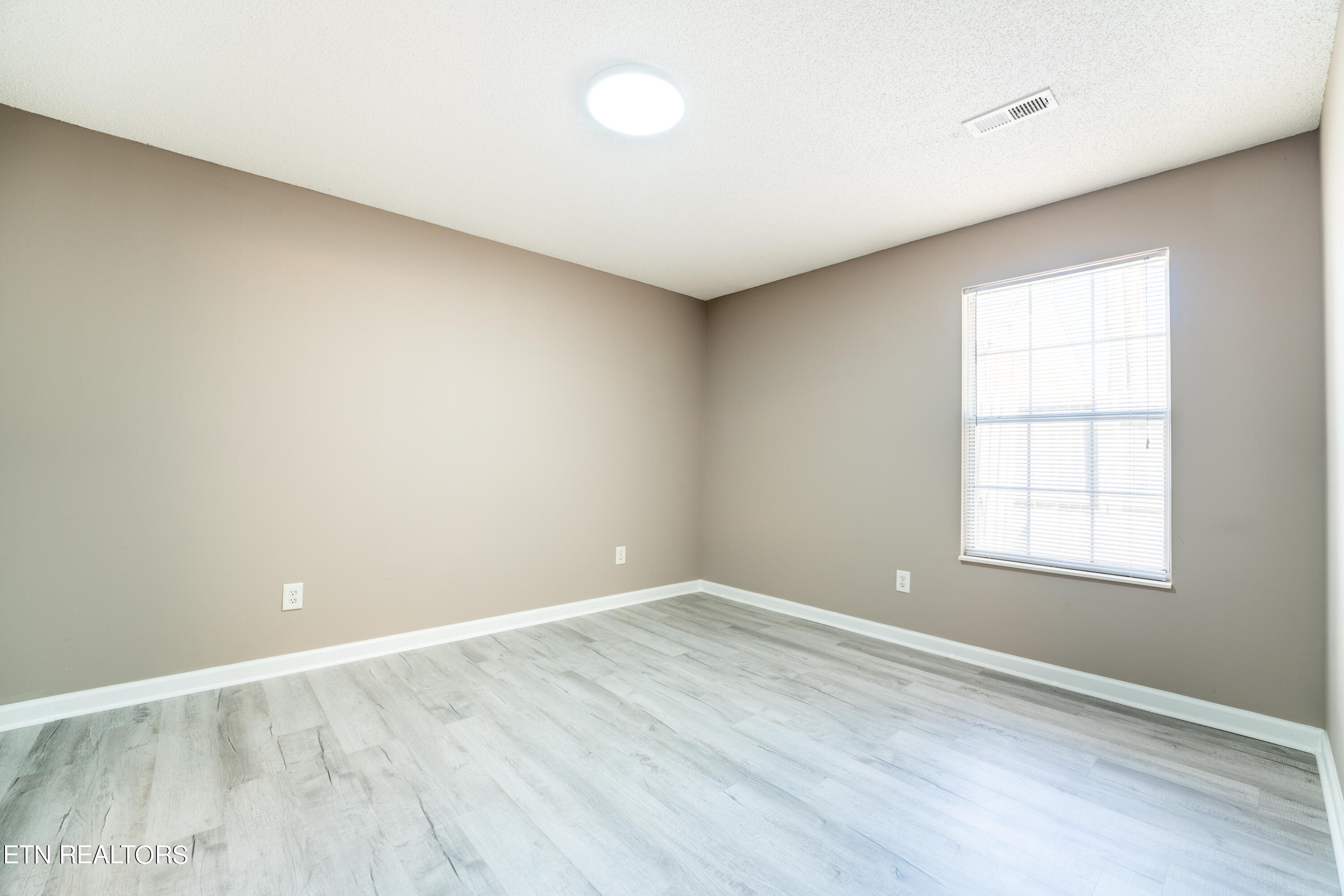 334 Hawthorne Oaks Way Powell, TN 37849 - Photo 14 of 24 19