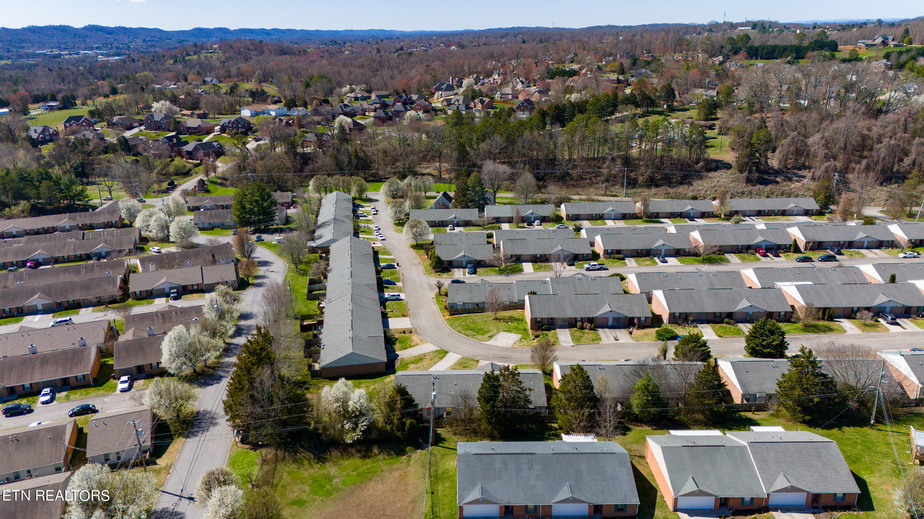 334 Hawthorne Oaks Way Powell, TN 37849 - Photo 23 of 24 33
