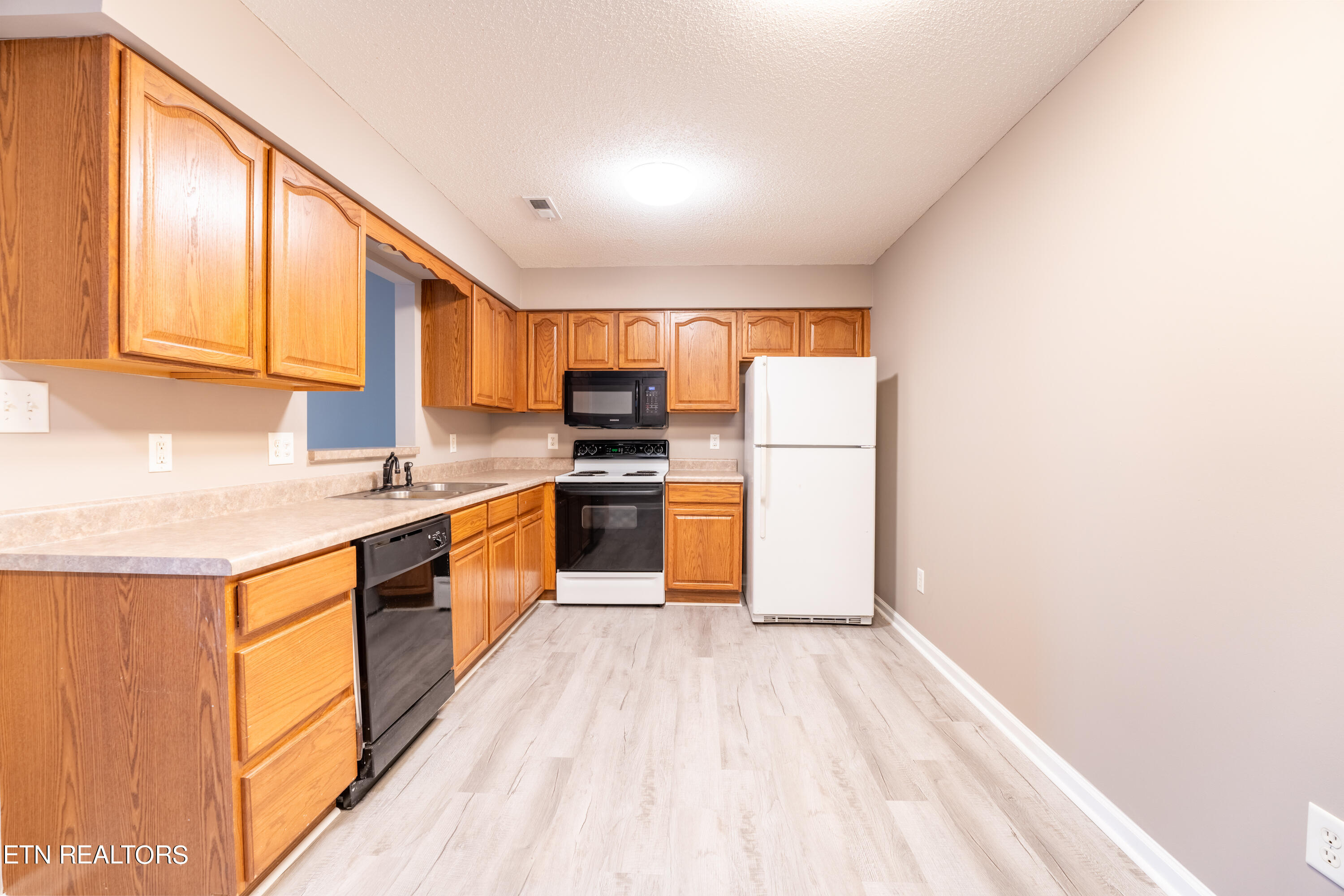 334 Hawthorne Oaks Way Powell, TN 37849 - Photo 8 of 24 10