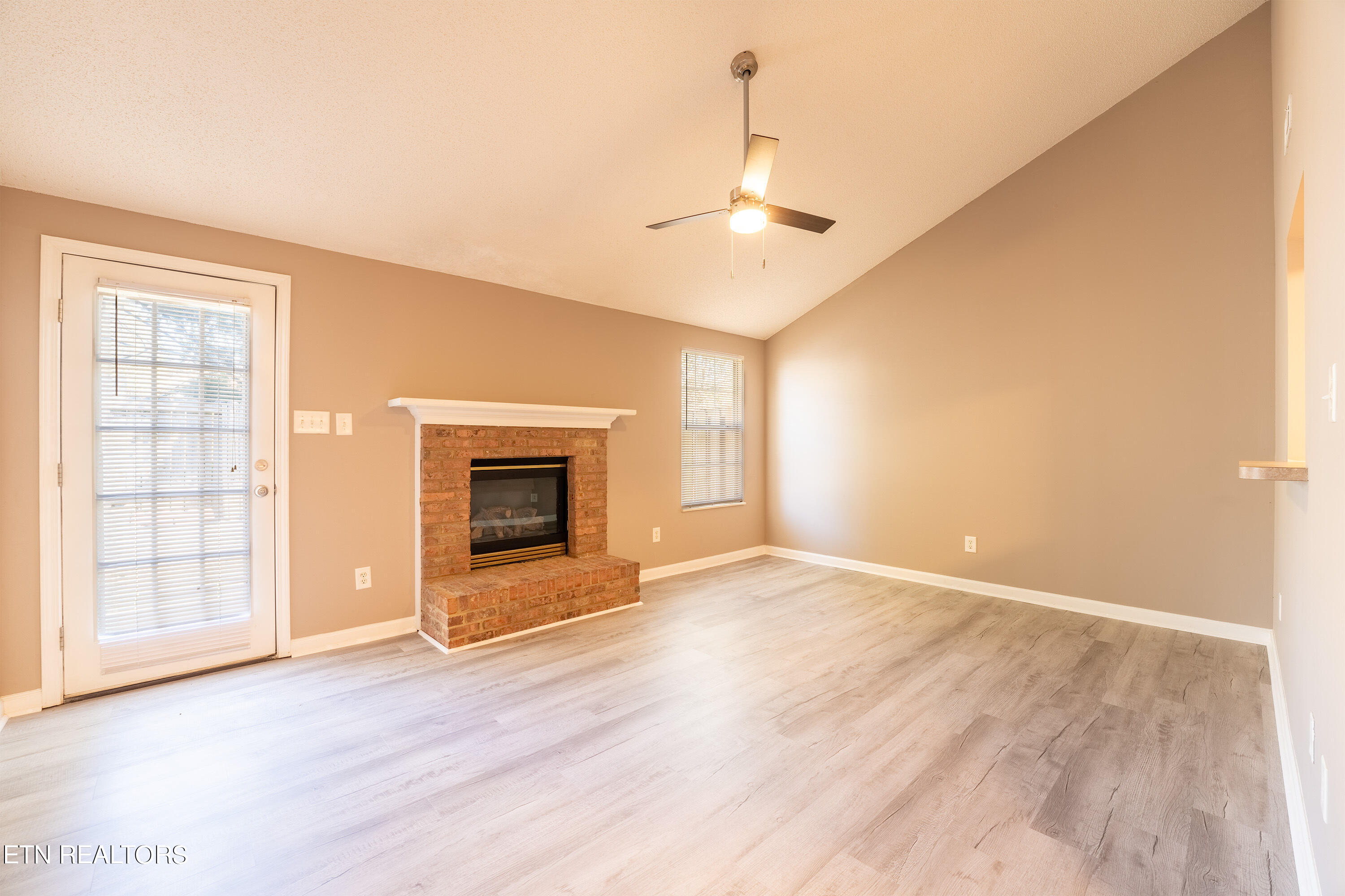 334 Hawthorne Oaks Way Powell, TN 37849 - Photo 10 of 24 12