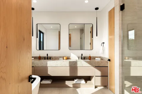 $3,750,000 | 1621 South Garth Avenue, Los Angeles, CA 90035