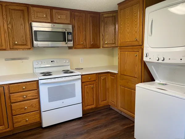 $2,300 | 161 Hoadley Road, Bethany, CT 06524