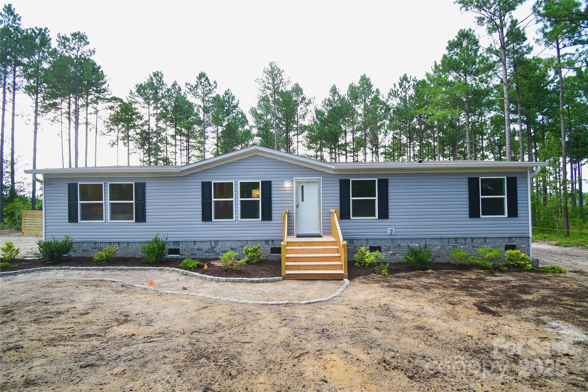 5339 Lockhart Road Kershaw, SC 29067 - Photo 3 of 28 a front view of a house with garden