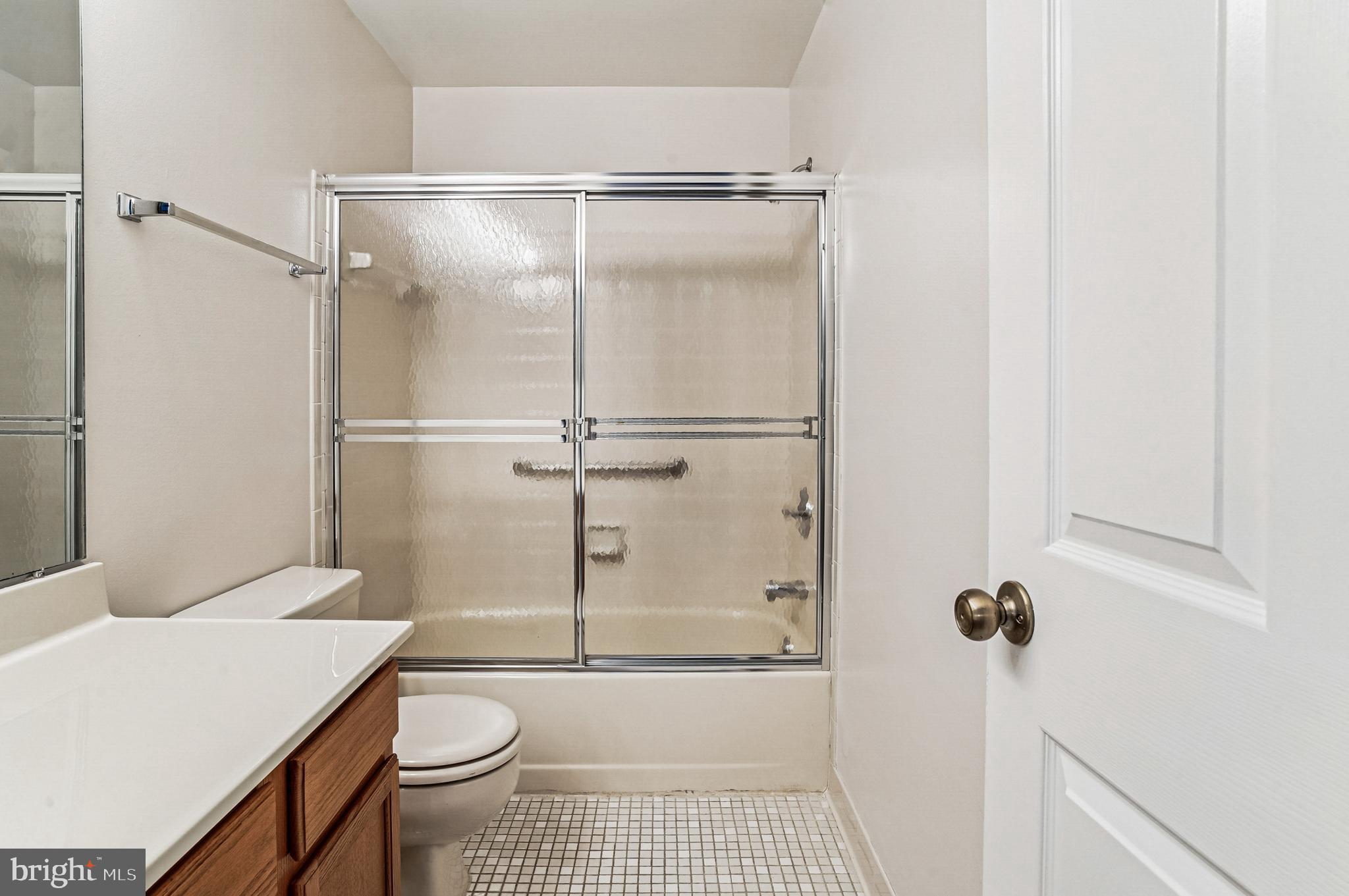 2900 Shipmaster Way, Unit 216 Annapolis, MD 21401 - Photo 29 of 53 Enclosed Tub/Shower Combo