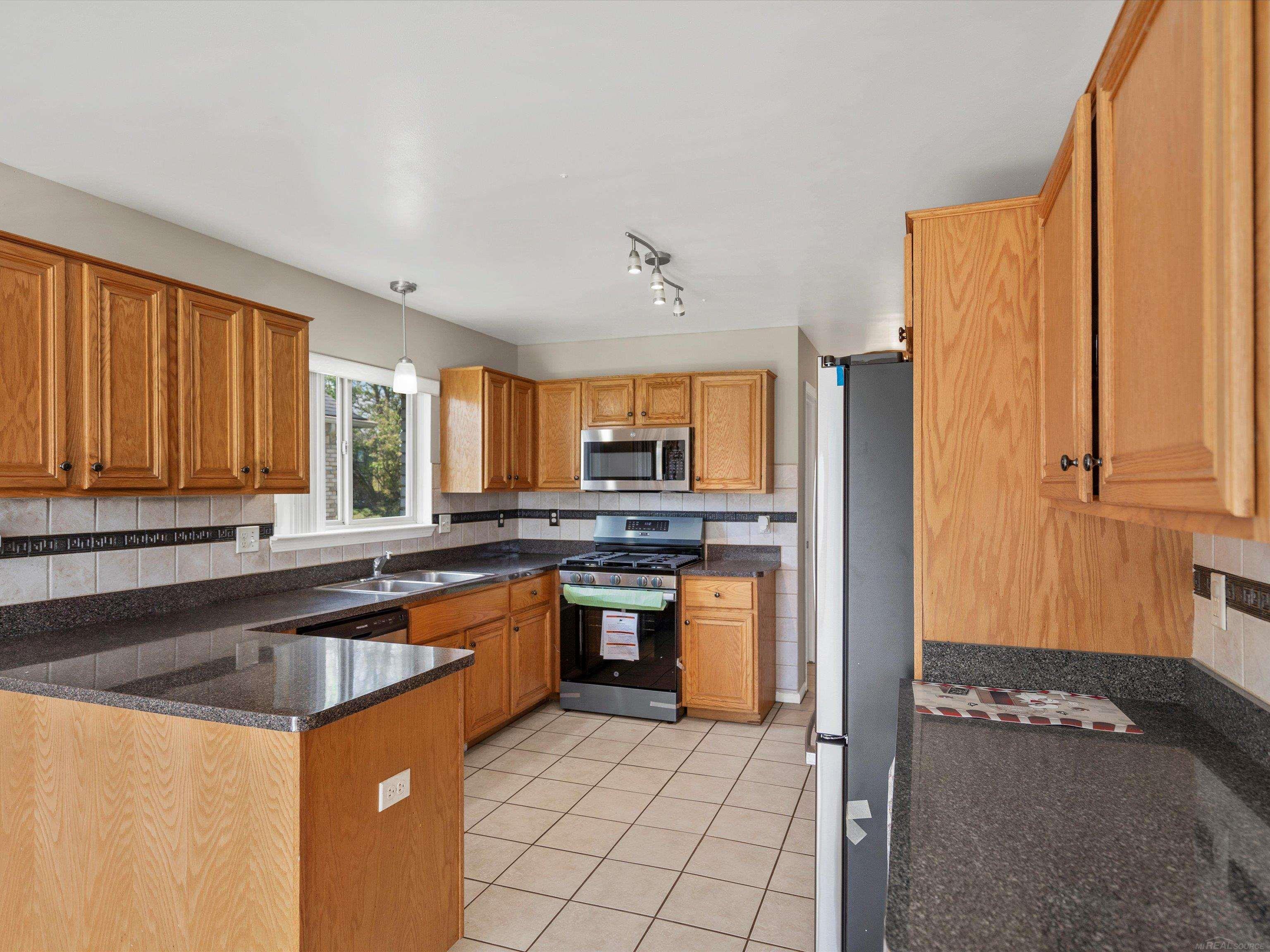 55374 Raspberry Drive Macomb, MI 48042 - Photo 13 of 31 50175026-ac438575-eb99-4274-b0df-0730c48ec0f4.JPG
