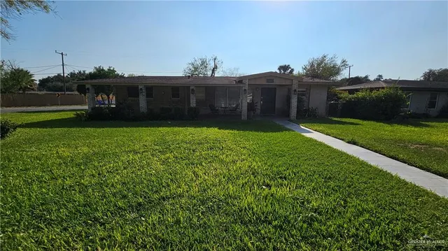 a view of a back yard