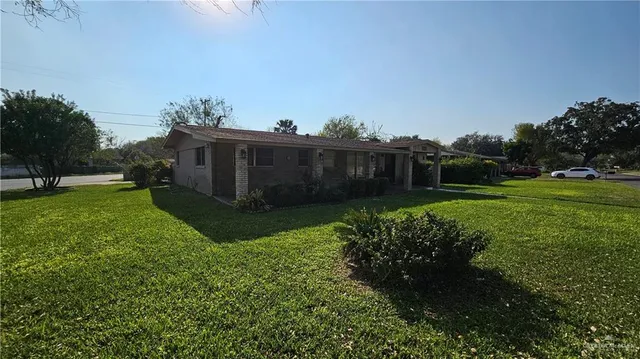 a view of a back yard