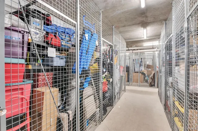 a view of entryway with a shower