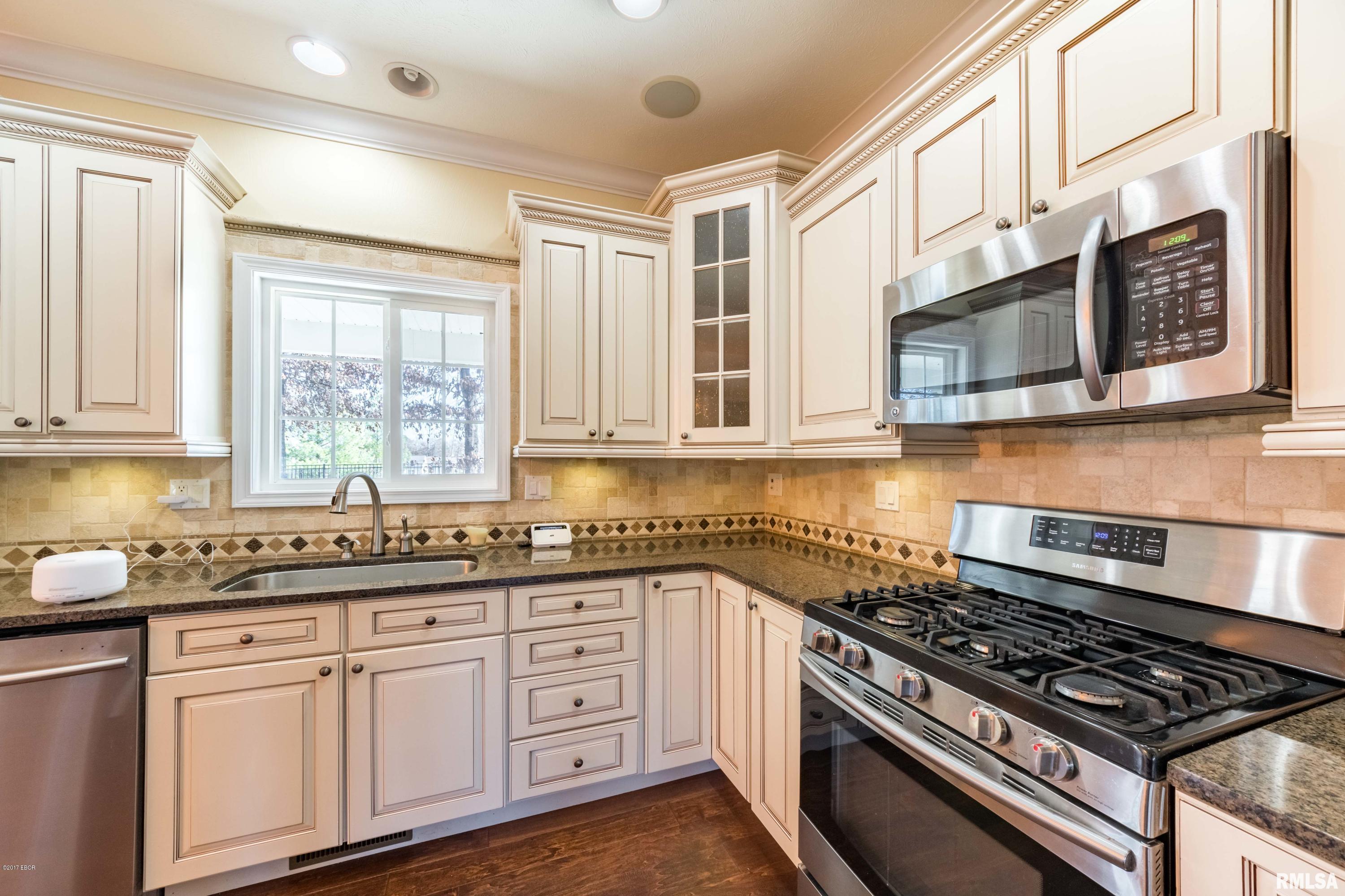 300 Twin Lakes Road Carterville, IL 62918 - Photo 8 of 30 Gallery Image 8
