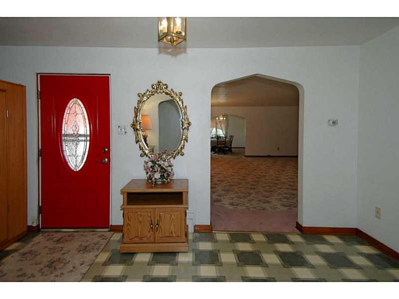 72 Coraopolis Road Coraopolis, PA 15108 - Photo 3 of 25 Entry/Foyer.