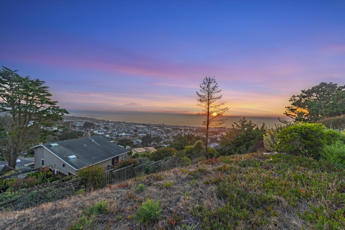 290 Beachview Avenue, Unit 39 Pacifica, CA 94044 - Photo 37 of 63 a view of a city with lush green forest