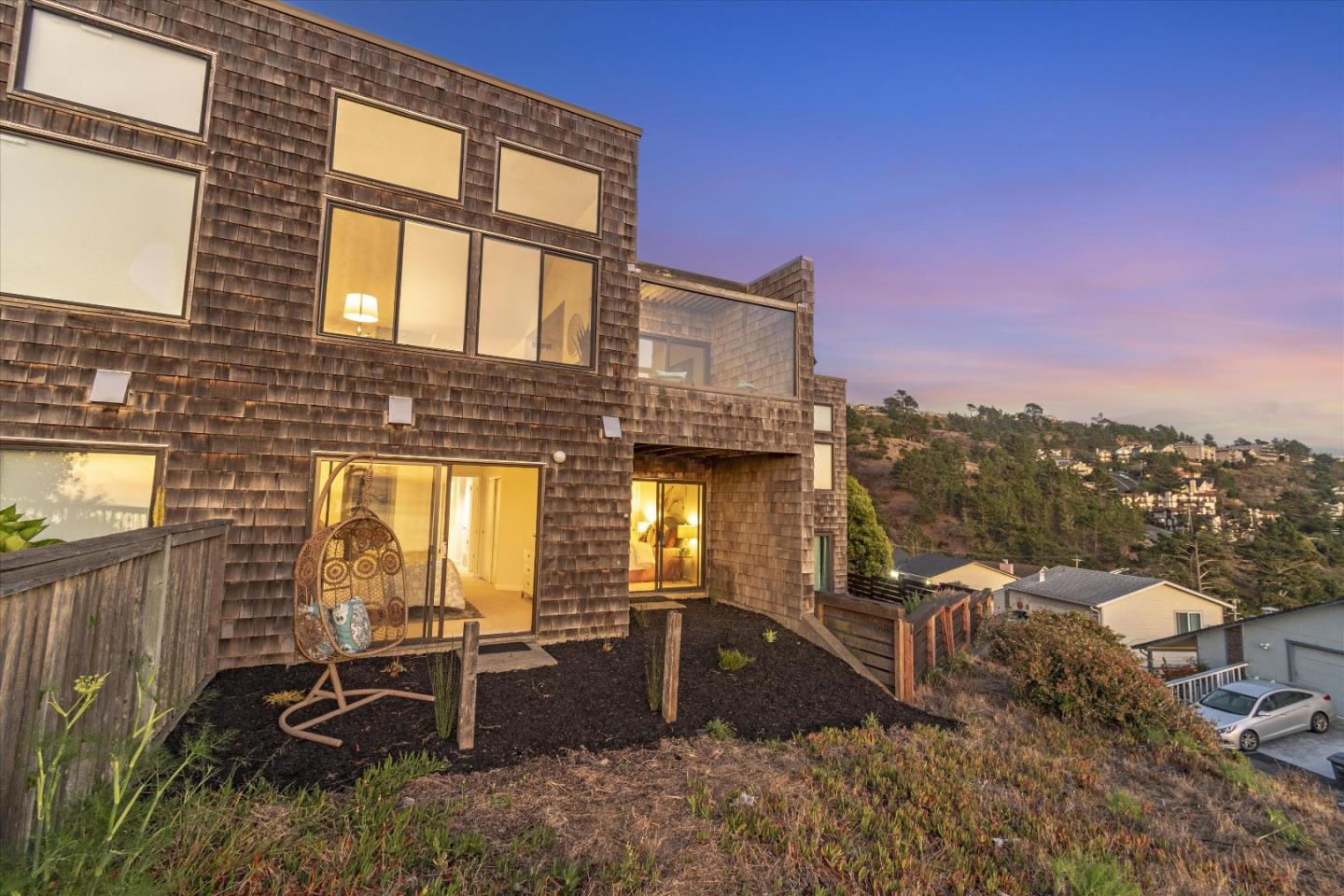 290 Beachview Avenue, Unit 39 Pacifica, CA 94044 - Photo 53 of 63 a backyard of a house with table and chairs