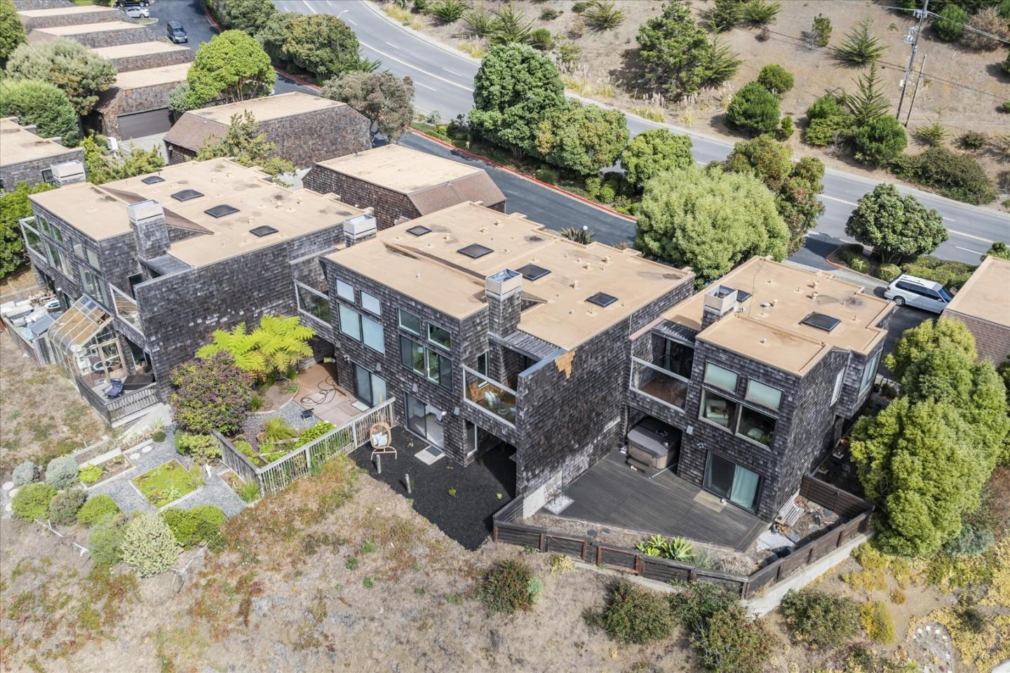 290 Beachview Avenue, Unit 39 Pacifica, CA 94044 - Photo 60 of 63 an aerial view of a residential apartment building with a yard