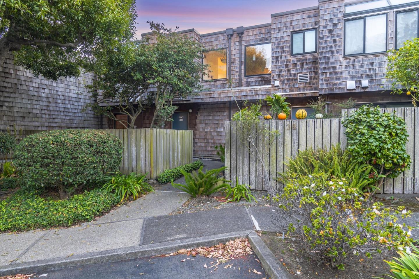 290 Beachview Avenue, Unit 39 Pacifica, CA 94044 - Photo 6 of 63 a sign that is sitting in front of a brick house