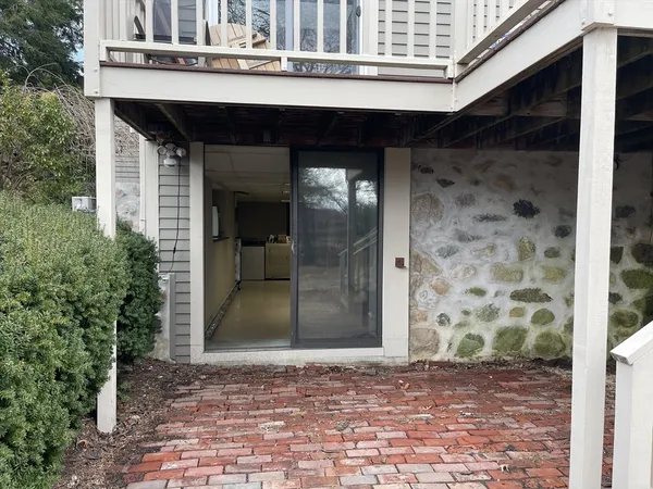 $1,050 | 578 Marrett Road, Unit B, Lexington, MA 02421
