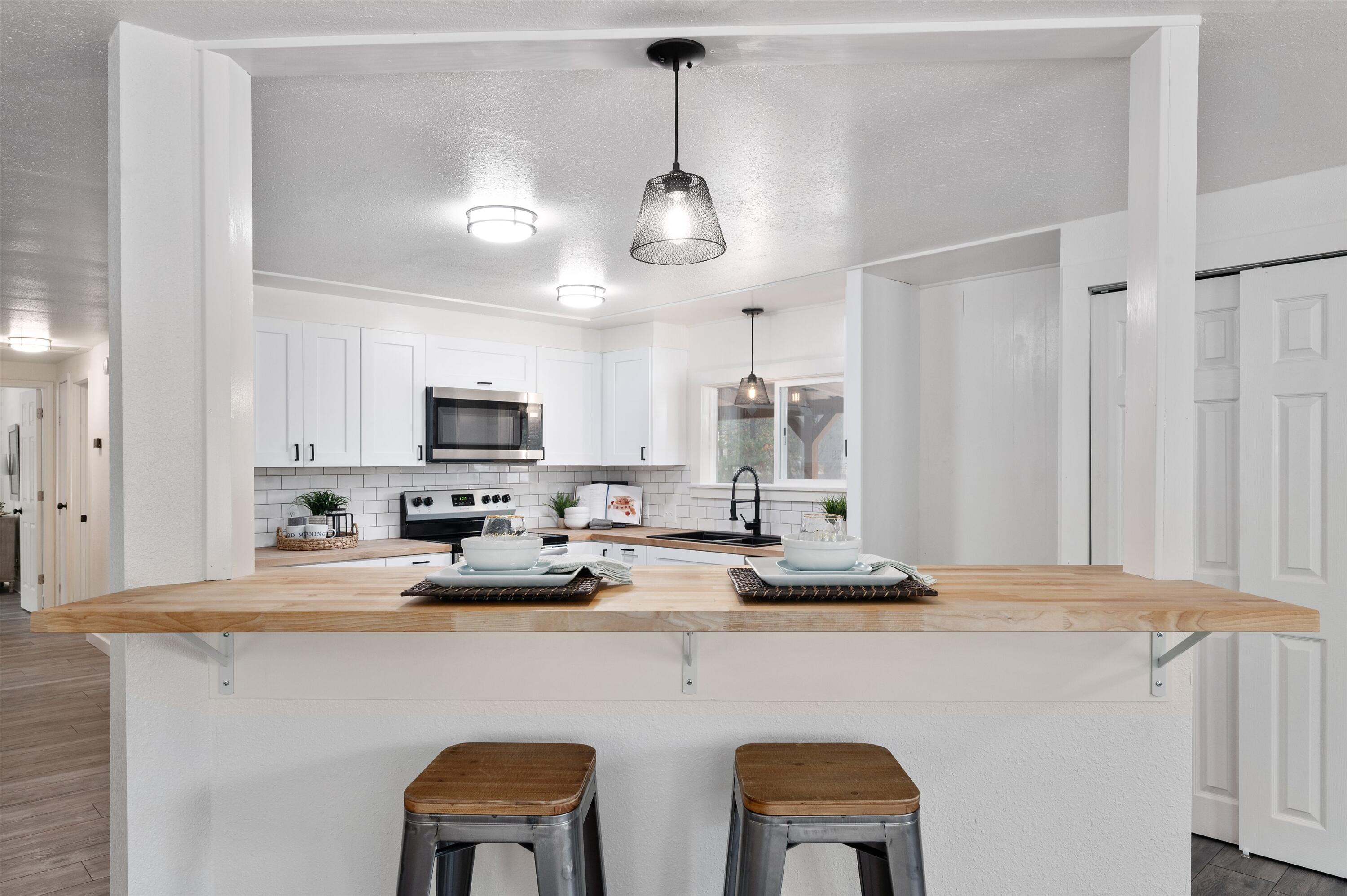 16654 Sprague Loop La Pine, OR 97739 - Photo 12 of 41 Breakfast Bar