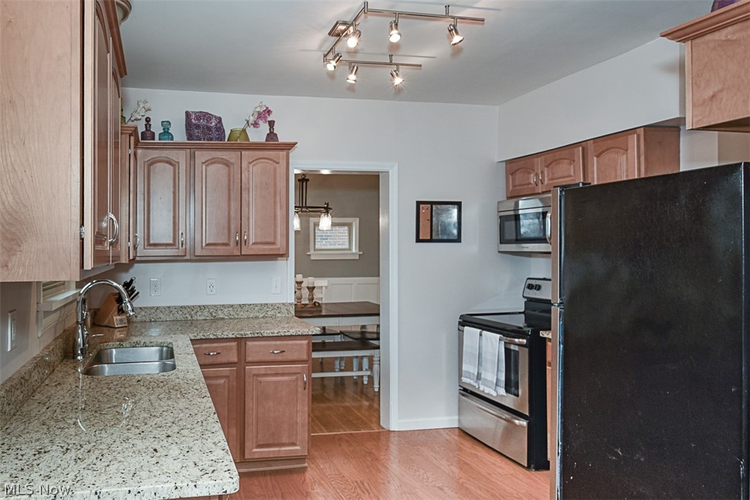 2436 Fenwick Road Cleveland, OH 44118 - Photo 5 of 28