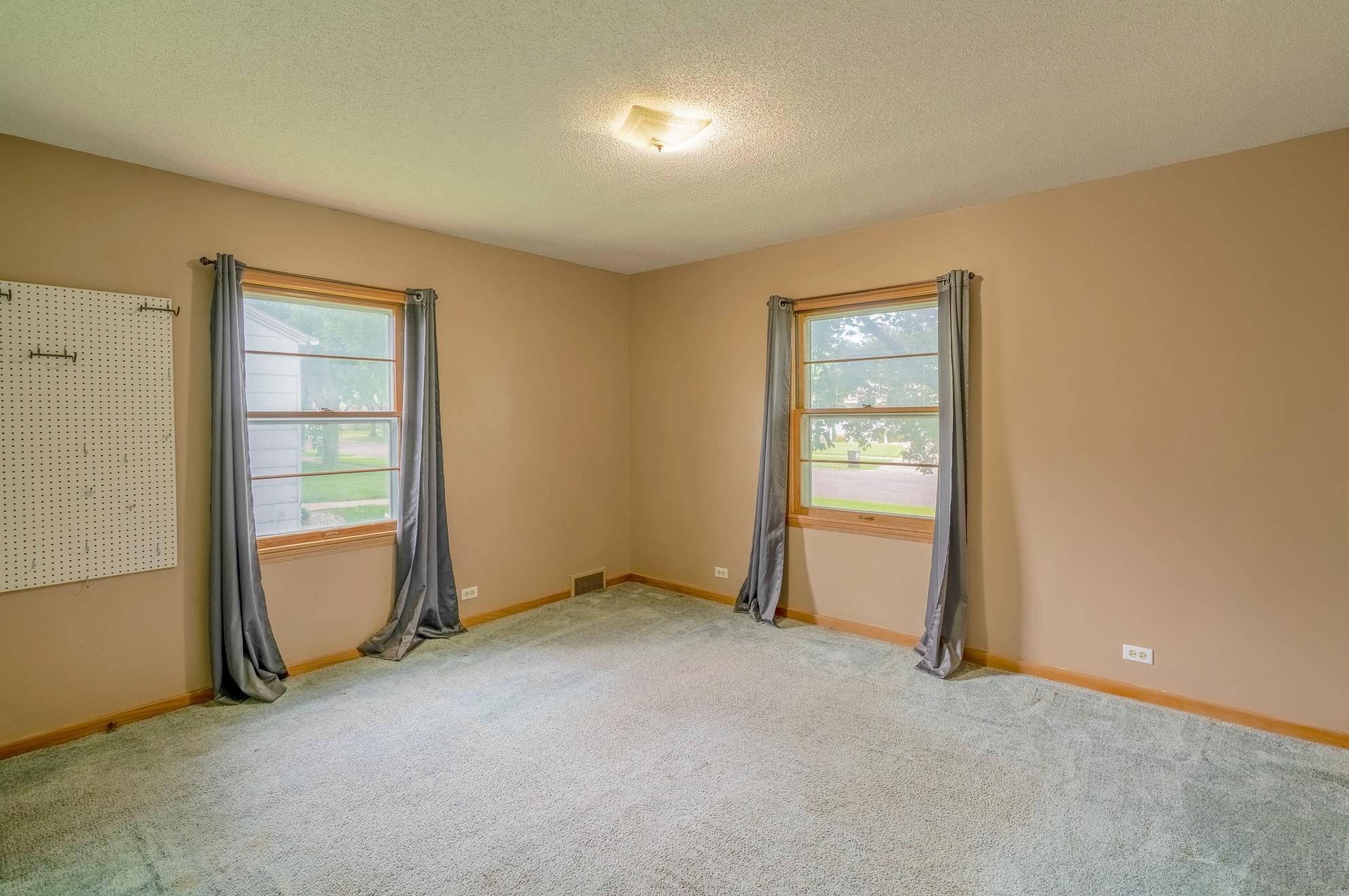 801 4th Avenue Southwest Wells, MN 56097 - Photo 10 of 26