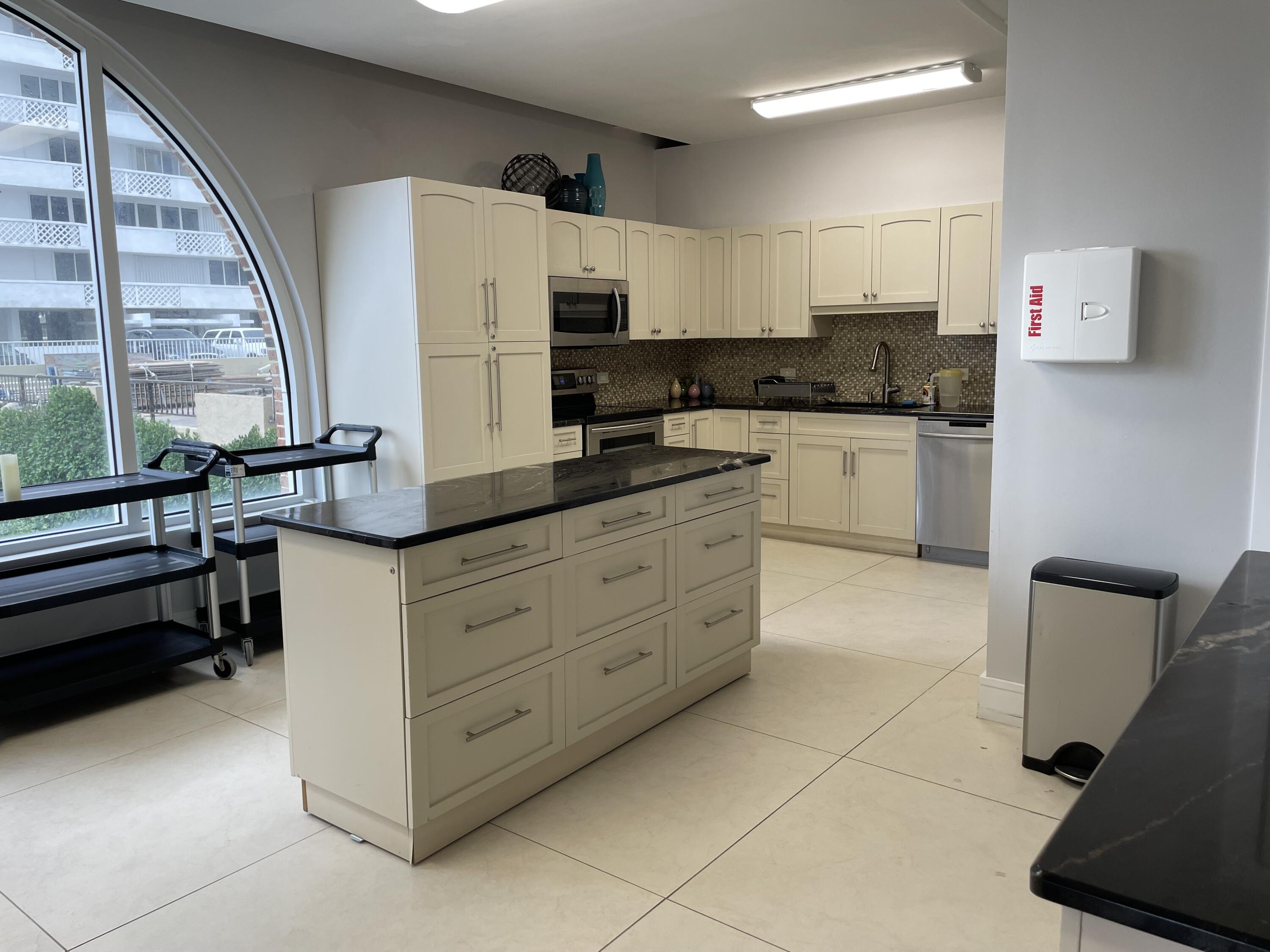 1180 South Ocean Boulevard, Unit 17D Boca Raton, FL 33432 - Photo 23 of 37 community kitchen