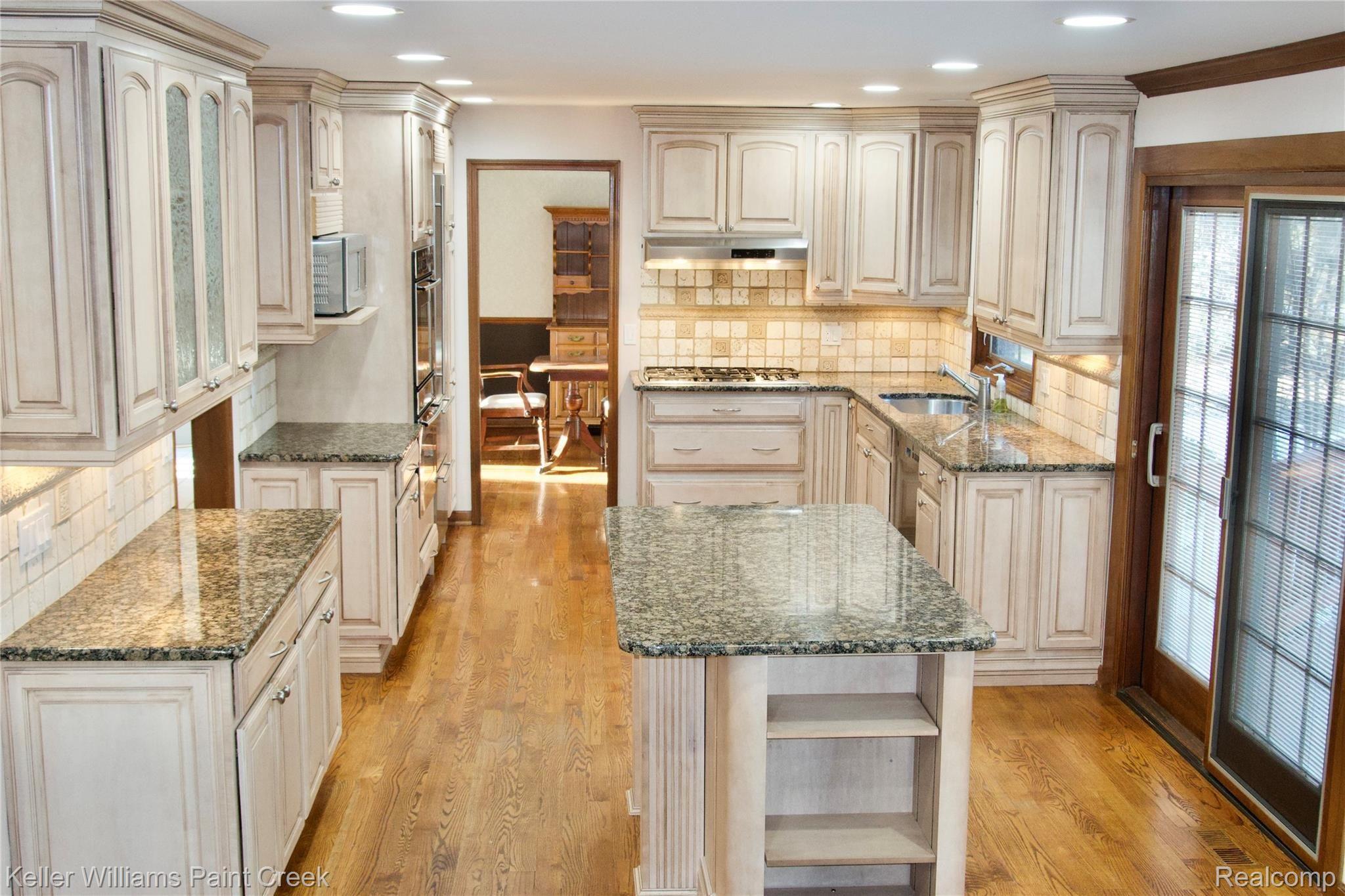1187 Chaffer Drive Rochester, MI 48306 - Photo 4 of 33 FB56E18D-B756-4B7B-93EE-0D7889A87D56_1_201_a.jpeg